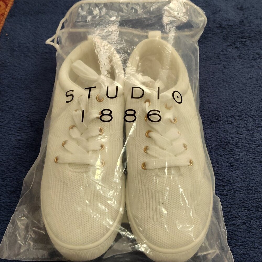 studio 1886 size  8,  white